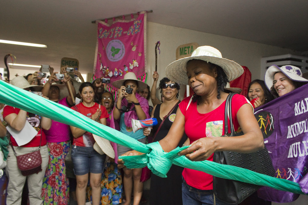 Movimento Agroecológico de Mulheres faz ocupação relâmpago no escritório da Embrapa em Petrolina