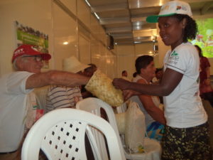 Os participantes da oficina foram convidados a conhecer os cheiros do território do Bico do Papagaio, através dos cestos com amêndoas do coco de babaçu e cupuaçu. Foto: Karol Dias